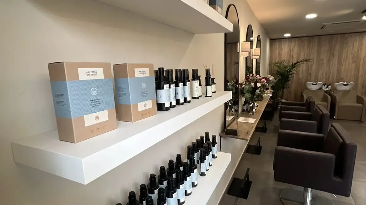Estanterías del salón con la línea de productos naturales y los tocadores al fondo