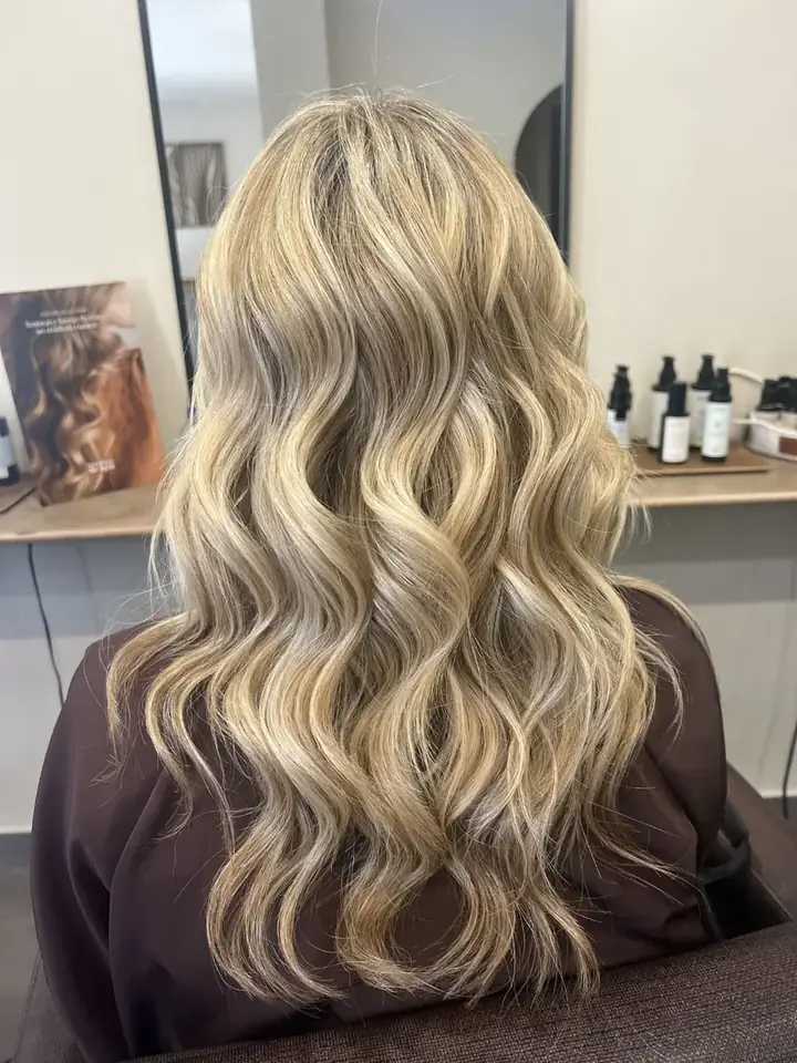 Melena rubia con ondas definidas